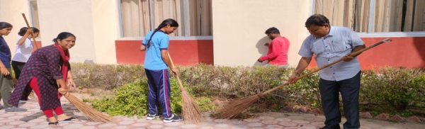 एनसीसी कैडेट्स ने किया श्रमदान