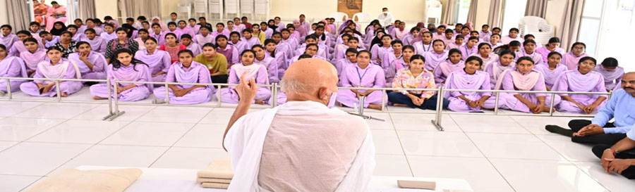 छात्राओं ने प्रवास स्थल पहुंचकर लिया गुरुदेव का आशीर्वाद